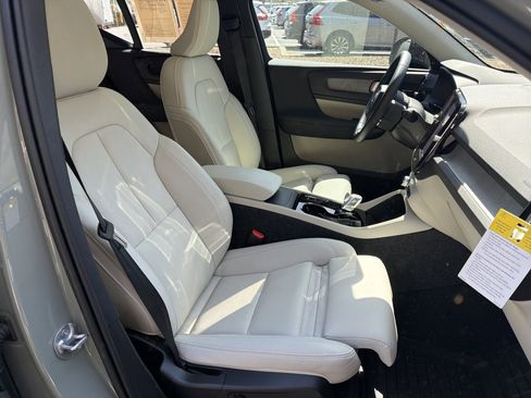 Certified 2025 Volvo XC40 B5 Ultra w/ Protection Package Premier image 35