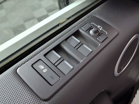 Certified 2025 Land Rover Discovery Dynamic SE image 10