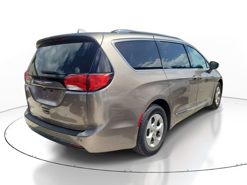 Used 2017 Chrysler Pacifica Touring-L Plus FWD image 10