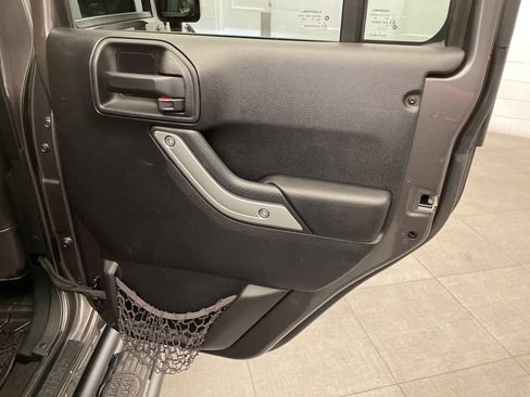 Used 2016 Jeep Wrangler Unlimited Rubicon w/ Max Tow Package AWD/4WD image 27