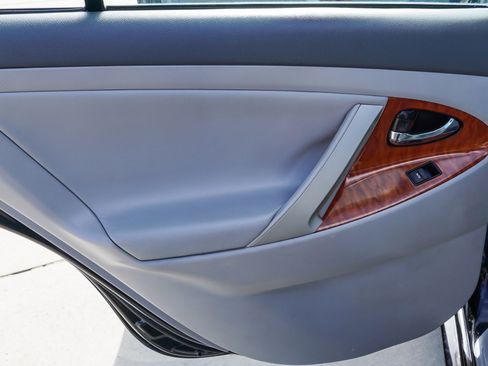 Used 2011 Toyota Camry XLE w/ SE/XLE Extra-Value Pkg FWD image 23