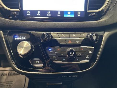 Used 2025 Chrysler Pacifica Select image 28