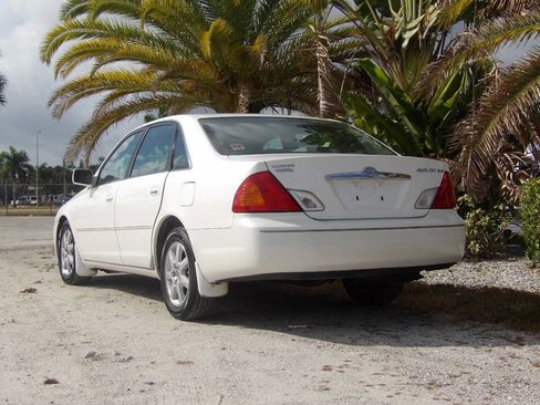 Used 2002 Toyota Avalon XLS image 4