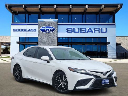 Used 2021 Toyota Camry SE image 1