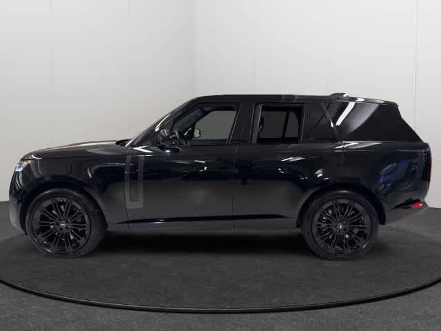 Used 2025 Land Rover Range Rover SE AWD/4WD image 3