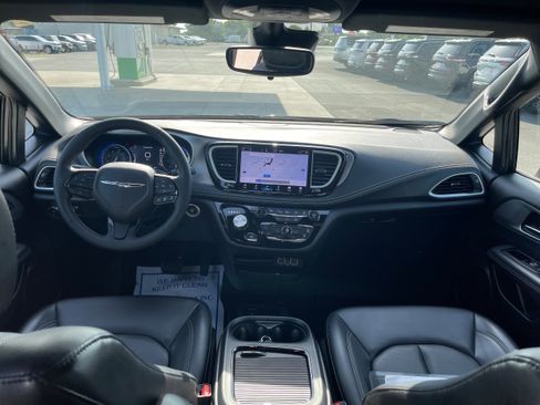 Used 2023 Chrysler Pacifica Touring-L w/ S Appearance Package image 16