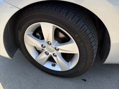 Used 2013 Hyundai Elantra GLS w/ Preferred Pkg FWD image 3