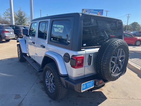 Used 2024 Jeep Wrangler Sahara image 7