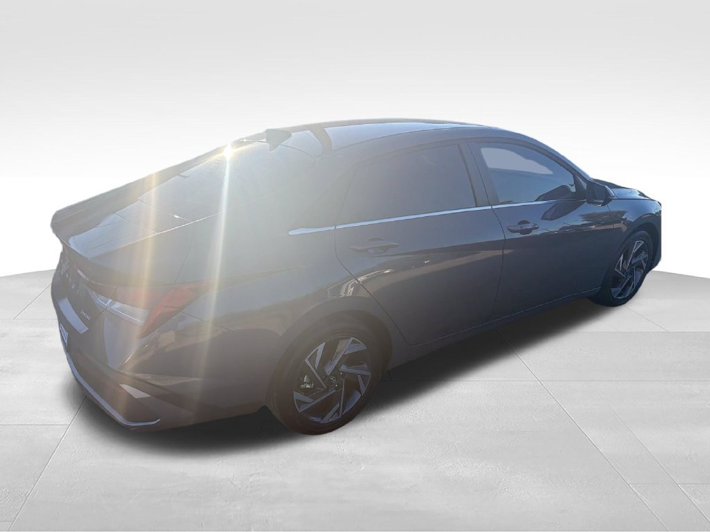 Used 2026 Hyundai Elantra Limited FWD image 5