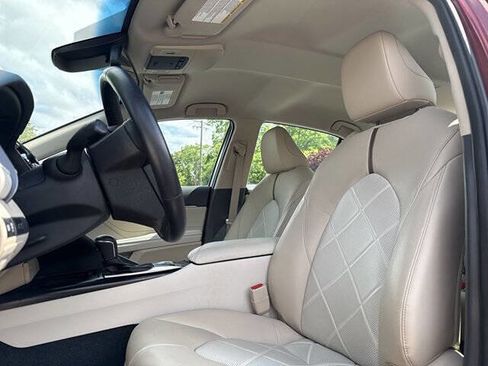 Used 2018 Toyota Camry XLE image 7