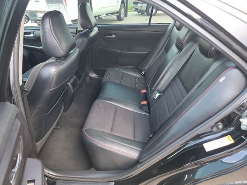 Used 2017 Toyota Camry SE w/ Moonroof Package FWD image 18