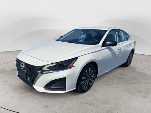 Used 2025 Nissan Altima 2.5 SV FWD image 1