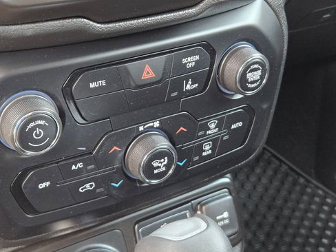 Used 2023 Jeep Renegade Latitude image 25