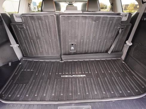 Used 2022 Toyota Highlander XLE image 35