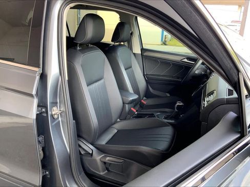 Used 2023 Volkswagen Tiguan SE w/ Panoramic Sunroof Package FWD image 10