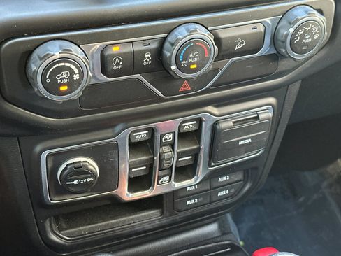 Used 2018 Jeep Wrangler Unlimited Sport S AWD/4WD image 18