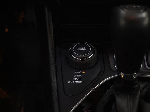 Used 2022 Jeep Cherokee Limited AWD/4WD image 18