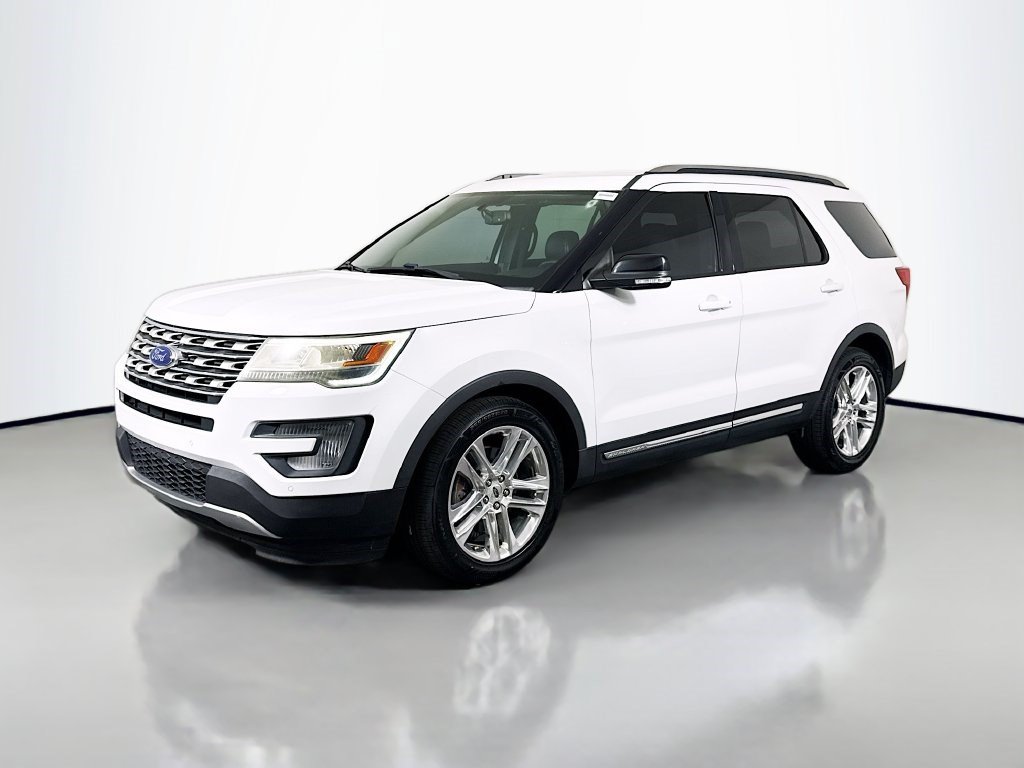 Used 2017 Ford Explorer XLT w/ Equipment Group 202A FWD image 4