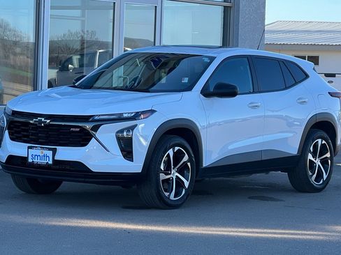 Used 2024 Chevrolet Trax RS w/ Sunroof Package FWD image 9