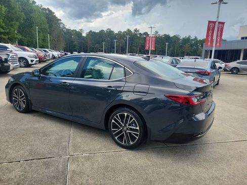 Used 2025 Toyota Camry XLE FWD image 3