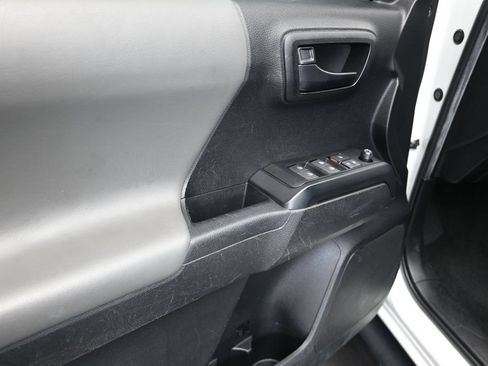 Used 2022 Toyota Tacoma SR w/ SR Convenience Package RWD image 11