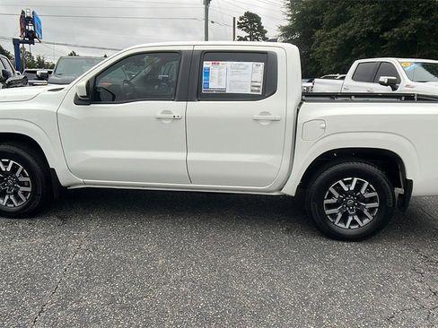 Used 2022 Nissan Frontier SV image 8