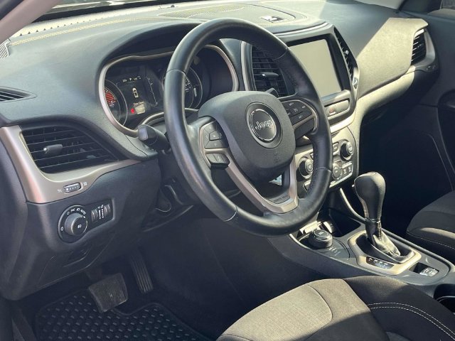 Used 2016 Jeep Cherokee Latitude w/ Cold Weather Group AWD/4WD image 12