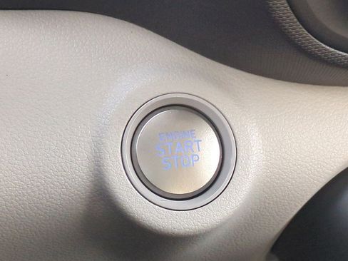 Used 2025 Hyundai Venue SEL image 16