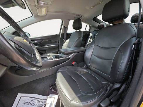 Used 2018 Chevrolet Volt Premier w/ Driver Confidence Package FWD image 9