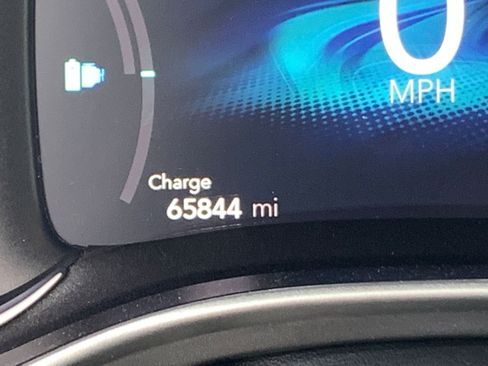 Used 2023 Chrysler Pacifica Touring-L image 9