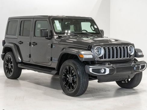 Used 2025 Jeep Wrangler Unlimited Sahara AWD/4WD image 7