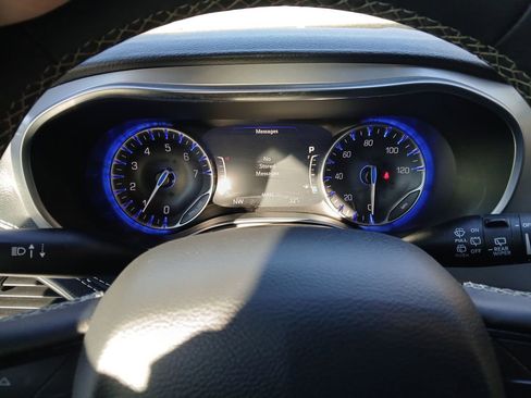 Used 2025 Chrysler Pacifica Limited image 16