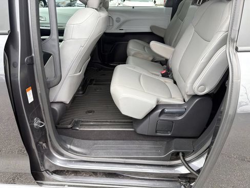 Used 2025 Toyota Sienna XLE FWD image 20