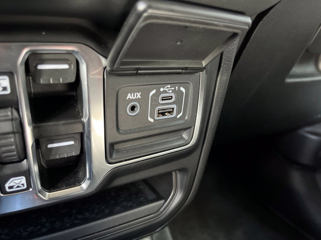 Used 2024 Jeep Wrangler Unlimited Sahara w/ Safety Group AWD/4WD image 38
