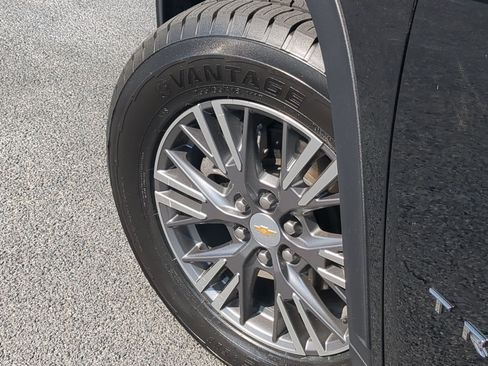 Used 2024 Chevrolet Traverse LT image 9