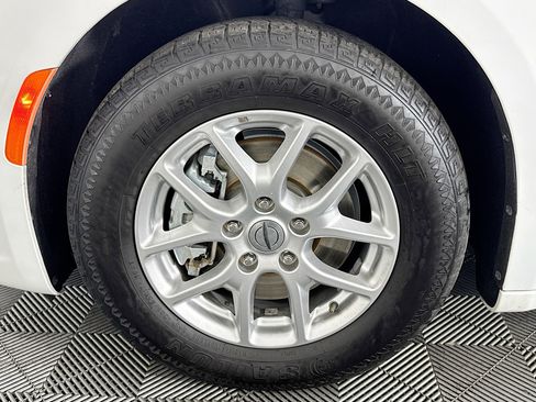 Used 2023 Chrysler Pacifica Touring-L image 37