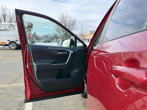 Used 2020 Toyota RAV4 XLE image 23