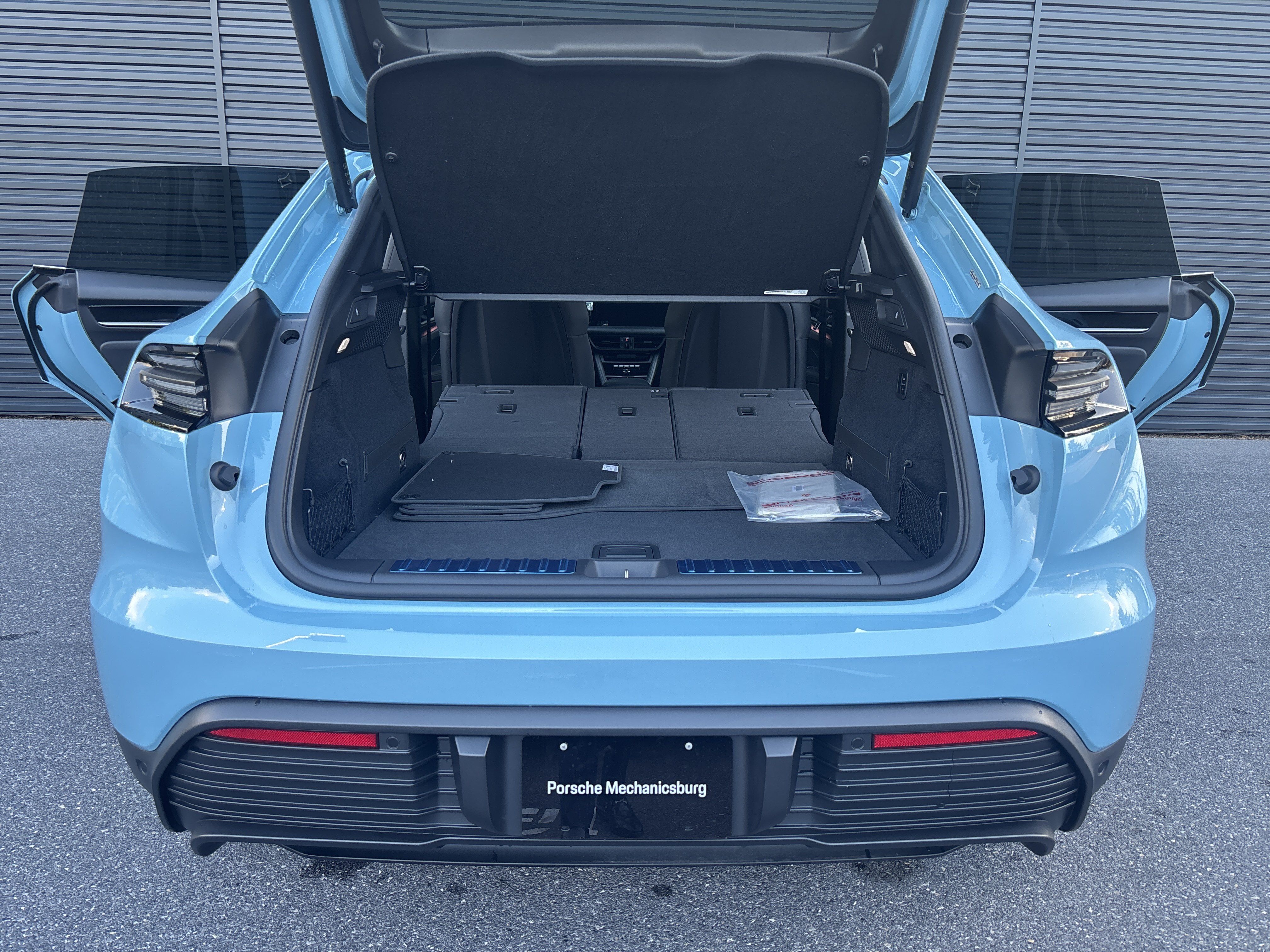 Certified 2025 Porsche Macan 4S Electric AWD/4WD image 5