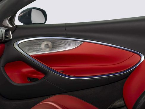 Used 2023 McLaren Artura RWD image 14