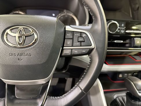 Used 2025 Toyota Highlander XLE image 15