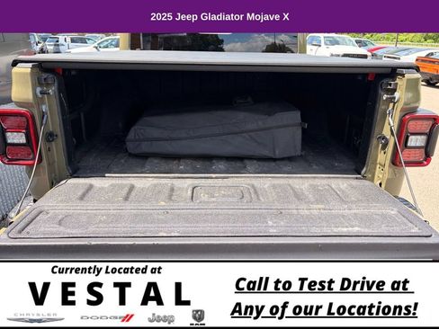 Used 2025 Jeep Gladiator Mojave AWD/4WD image 10