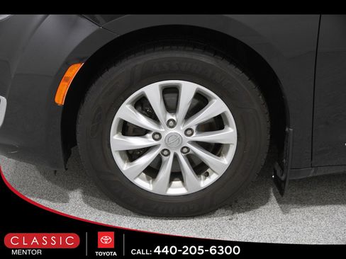 Used 2018 Chrysler Pacifica Touring-L w/ Premium Audio Group FWD image 24