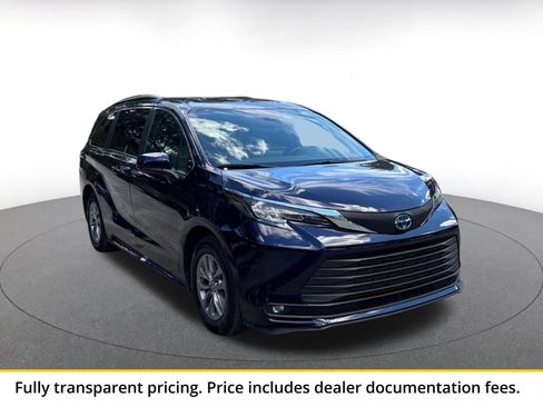 Used 2025 Toyota Sienna XLE FWD image 1