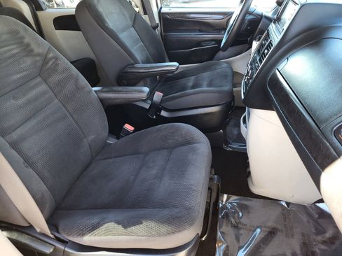 Used 2019 Dodge Grand Caravan SE w/ UConnect Hands-Free Group image 22