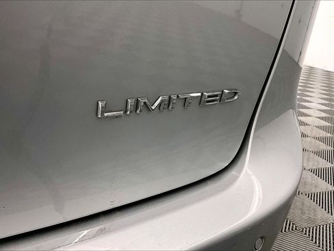Used 2024 Chrysler Pacifica Limited FWD image 9