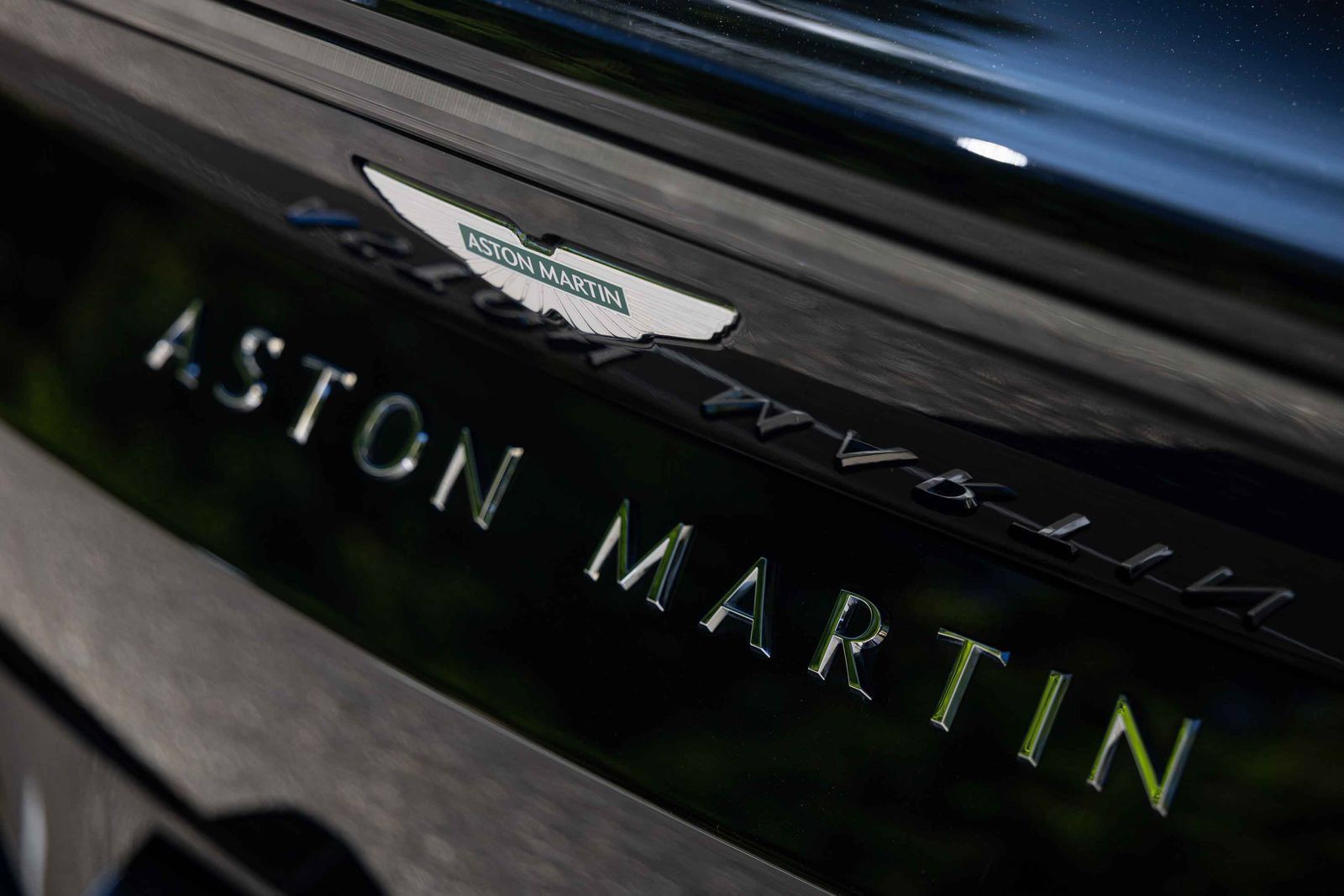 Used 2025 Aston Martin V8 Vantage Coupe RWD image 28