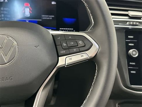 Certified 2022 Volkswagen Tiguan SE image 9
