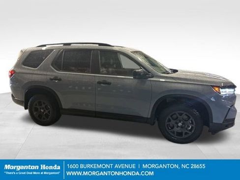 Used 2025 Honda Pilot TrailSport image 10