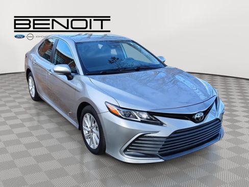 Used 2024 Toyota Camry LE image 3