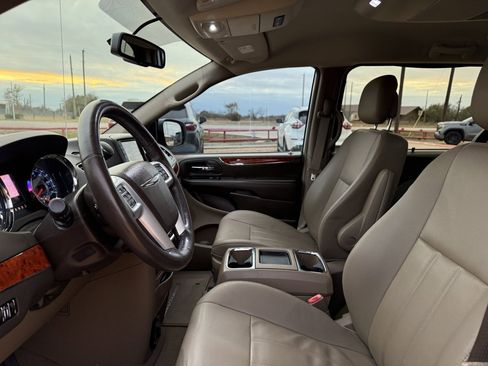 Used 2015 Chrysler Town & Country Touring w/ Driver Convenience Group image 15